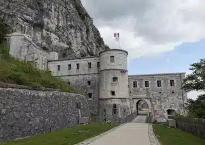 le Fort l'Ecluse est situé en bordure du massif du Jura