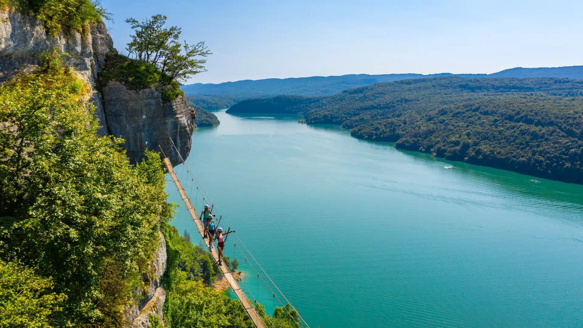 Escalade sur la via ferrata de Moirans en Montagne avec vue sur le lac de Vouglans