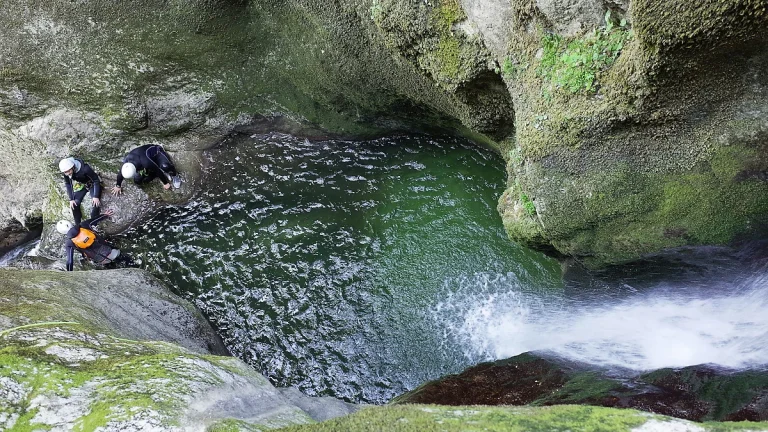 Vue spectaculaire des vasques dans le canyon des gorges du Flumen dans le Jura.