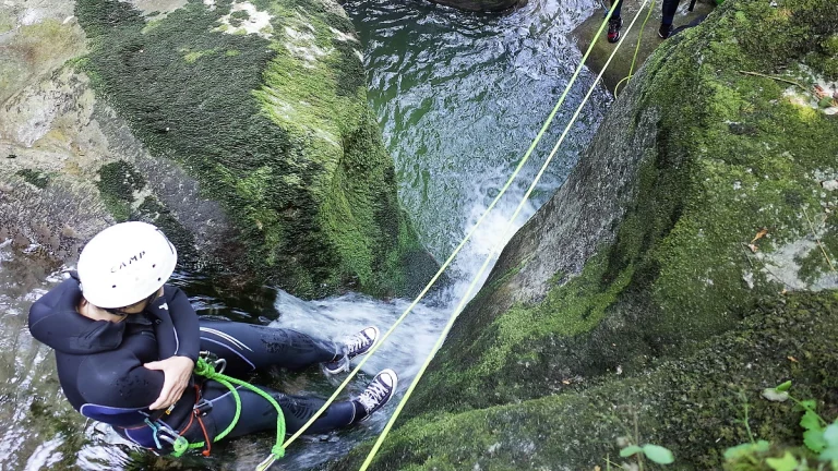 Petit toboggan en canyoning aux gorges du Flumen dans le Jura.