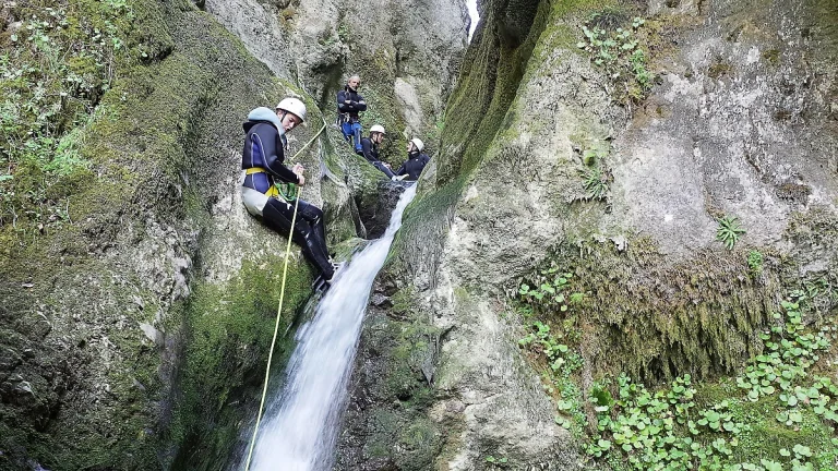 Au départ de la descente en canyoning des Gorges du Flumen dans le Jura.