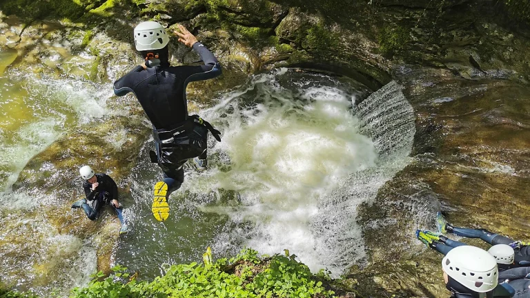 Saut dans une vasque au soleil au canyon du Grosdar à Saint-Claude dans le Jura.