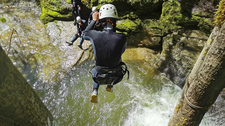 Le saut de l'arbre au soleil en canyoning au Groadar à Saint-Claude dans le Jura.