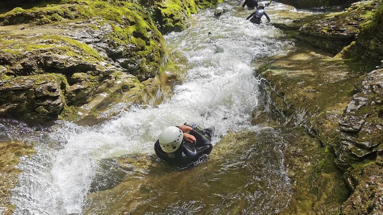 Un participant glisse en toboggan au canyon du Grosdar à Saint-Claude dans le Jura.