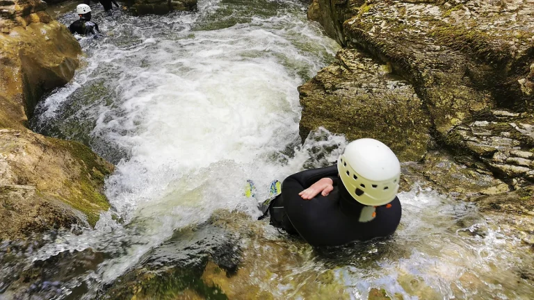 Toboggan en canyoning lors d'une journée aux cascades du Grosdar à Saint-Claude dans le Jura.
