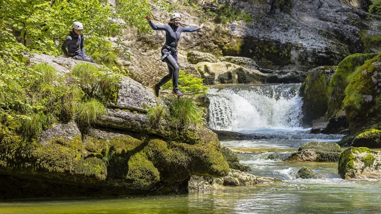 Un saut au soleil sur la fin de la descente en canyoning des gorges de Malvaux dans le Jura.