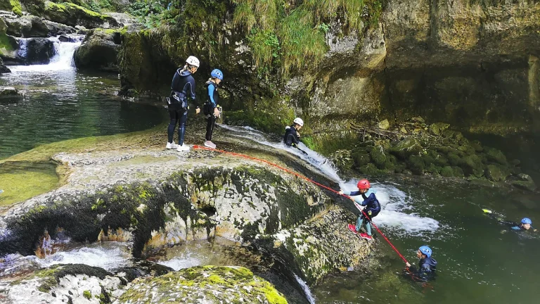 Une famille au toboggan ludique du canyon de Malvaux dans le Jura.