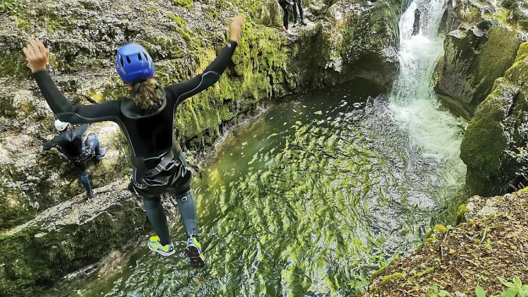 On saute à 6 mètres dès l'entrée du canyon de Malvaux dans le Jura.