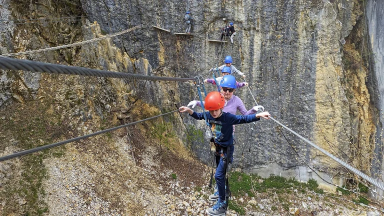 En famille sur le parcours ludique de la via ferrata de Morez dans le Jura.