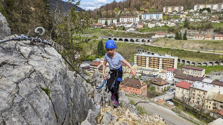 Un enfant découvre le parcours ludique de la via ferrata de Morez dans le Jura.