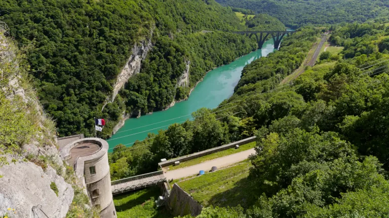 Vue sur le Rhône depuis le parcours de via ferrata du Fort l'Ecluse à Léaz dans l'Ain.