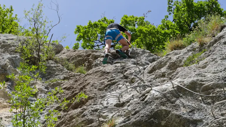 On suit le câble sur le parcours de via ferrata du Fort l'Ecluse à Léaz dans l'Ain.