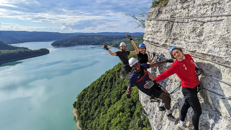 Vue panoramique sur le lac de Vouglans depuis le parcours de via ferrata du Regardoir à Moirans-en-Montagne dans le Jura.