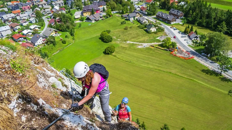 Au départ de la via ferrata d'Ornans dans le massif du Jura.