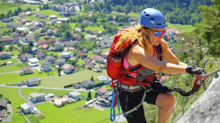On grimpe à la via ferrata d'Ornans dans le massif du Jura.