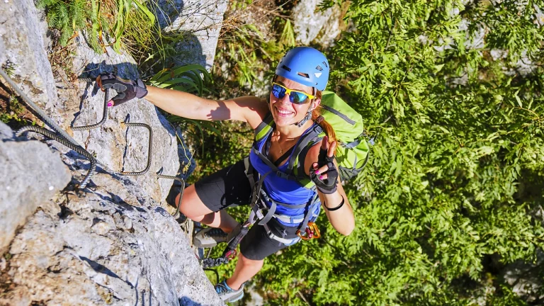 On prend plaisir sur le parcours de la via ferrata d'Ornans dans le massif du Jura.