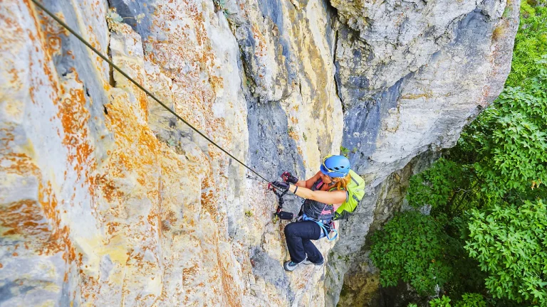 Passage vertical sur le parcours de la via ferrata d'Ornans dans le massif du Jura.