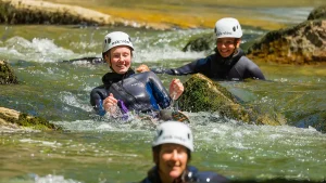 Une participante nage en canyoning aux Gorges de Malvaux à Foncine-le-Bas dans le Jura avec un moniteur de la société Eskaléo.