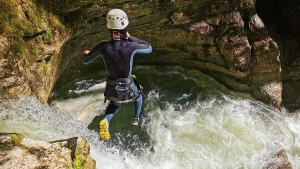 Un participant saute dans une cascade au canyon du Grosdar à Saint-Claude dans le Jura.