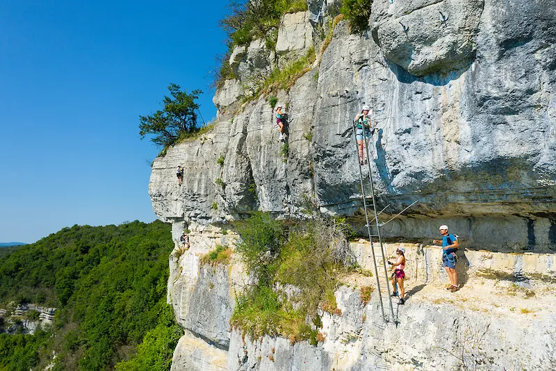 Un groupe de personnes évolue sur un parcours de via ferrata très accessible.
