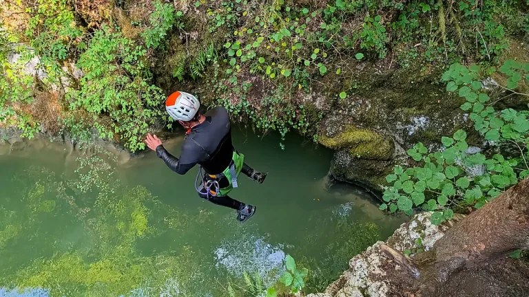 Saut facultatif dans une vasque lors d'une descente en canyoning à la Sémine, Belleydoux (Ain).