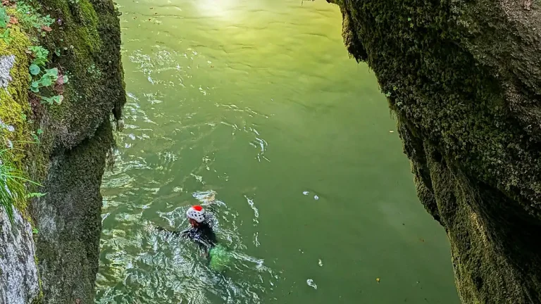 Toboggan naturel en canyoning à la Sémine dans les gorges du massif du Jura.
