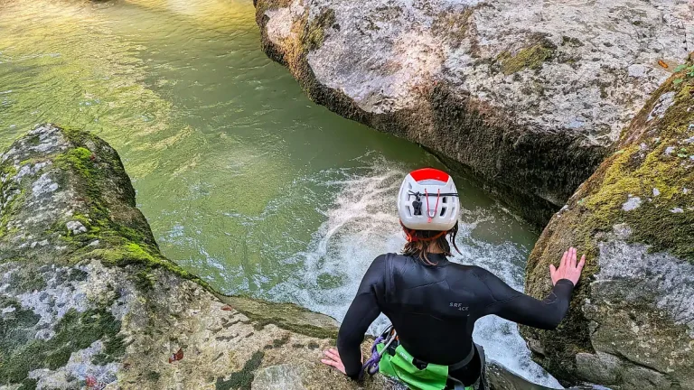 Vasque aux eaux limpides du canyon de la Sémine, canyoning encadré dans l'Ain.