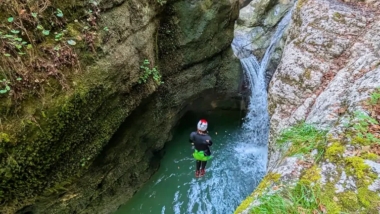 Franchissement d'une petite cascade pendant le canyoning de la Sémine à Belleydoux.